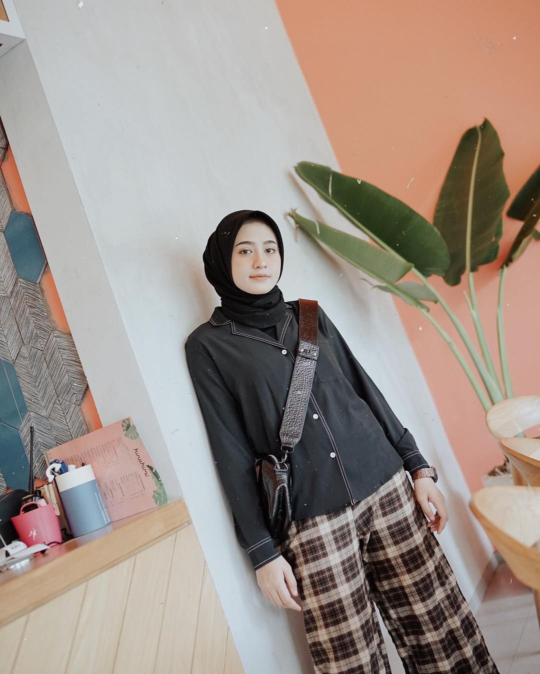 Ide Outfit Traveling Hijab Simpel Namun Menawan