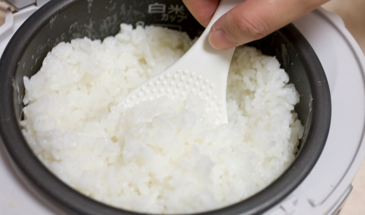 Menggunakan Air Panas Saat Memasak Nasi dengan Rice Cooker