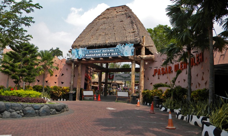 8. Kebun Binatang Goa Maharani