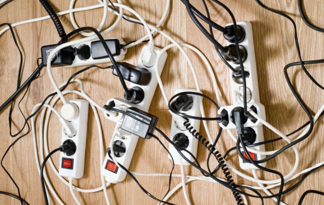 2. Mencabut Steker Kabel Jika Tidak Digunakan