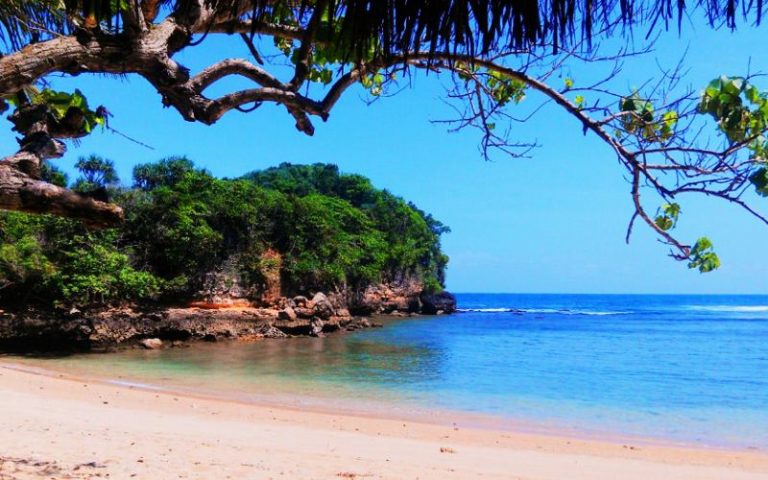 30+ Wisata Pantai di Malang yang Hits. Nomor 7 Paling