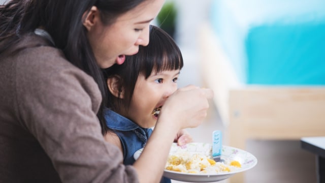 1. Jangan Bertengkar dengan Anak Saat Makan