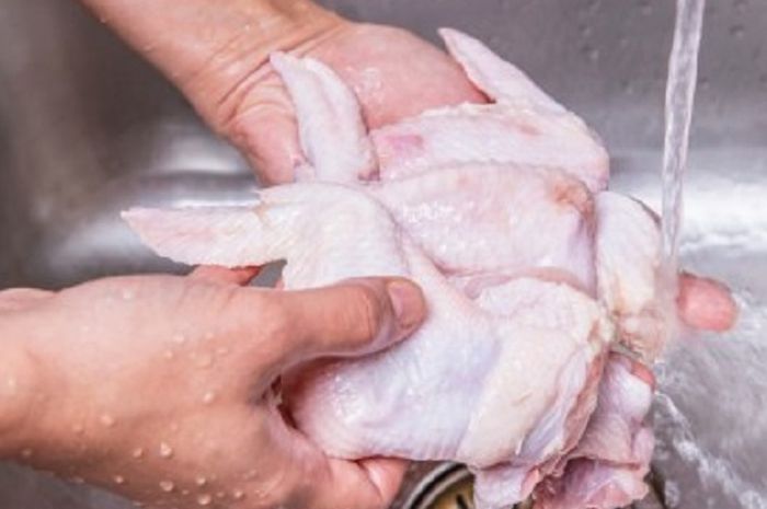 2. Cuci Bersih Ayam