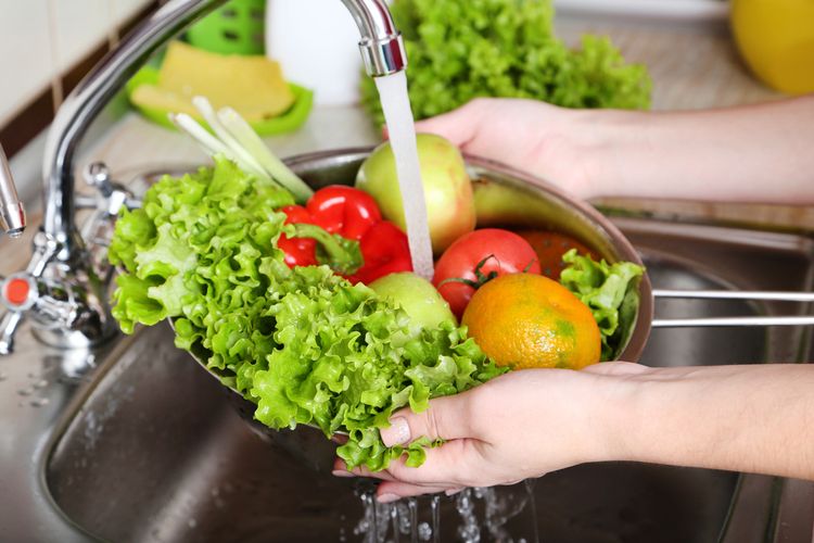 1. Mencuci Sayur dengan Air Mengalir, Bukan Direndam