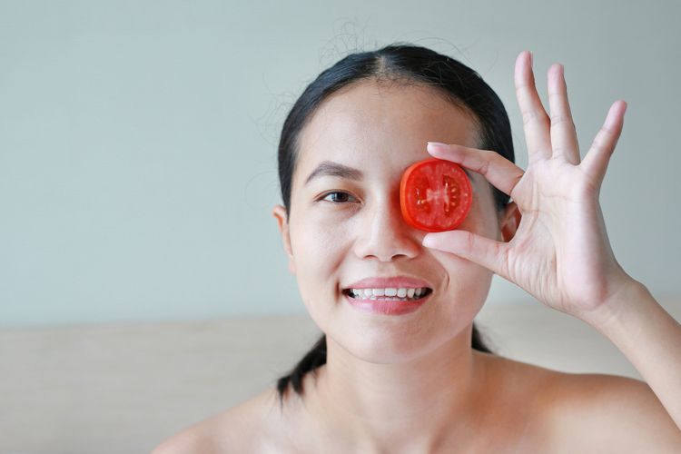 2. Cara Menghilangkan Kantung Mata Menggunakan Tomat dan Lemon