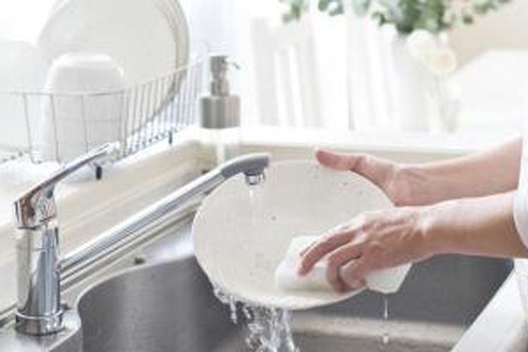 4. Gunakan Air Secukupnya Saat Cuci Piring