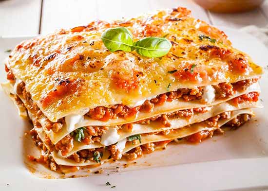 5. Siapkan Saus Keju dan Isian Daging untuk Tumpukan Lasagna