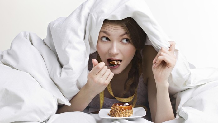 9. Jangan Makan atau Minum Tepat Sebelum Tidur