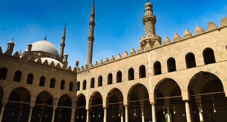 2. Masjid Aqsunqur – Mesir