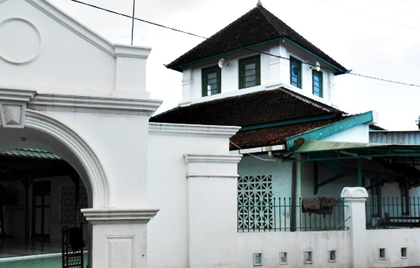 3.  Masjid Katangka