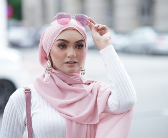 10. Hijab Pashmina Anting