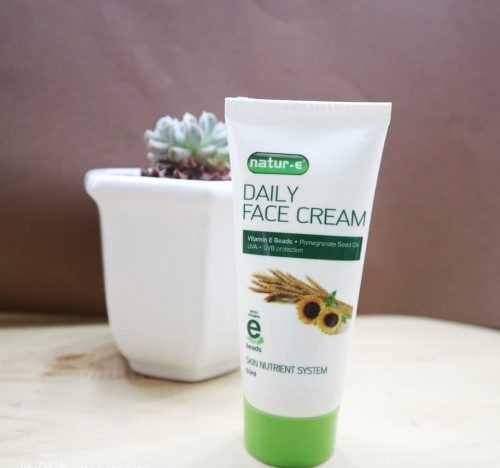 11. Moisturizer untuk kulit kering Natur-E Daily Face Cream