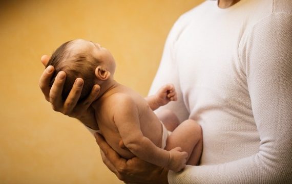 Menggendong bayi laki-laki