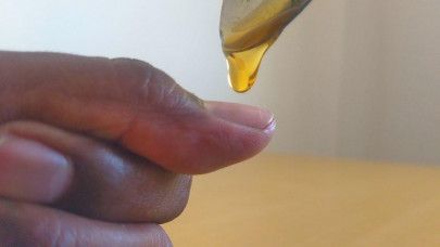 15. cek madu dengan ibu jari