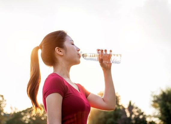 7. Cara memutihkan mata dengan Perbanyak minum air putih