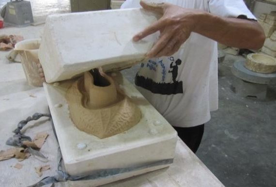 Patung yang terbuat dari tanah liat biasanya dibuat dengan teknik