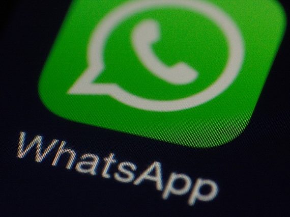 Menginstall WhatsApp versi paling baru