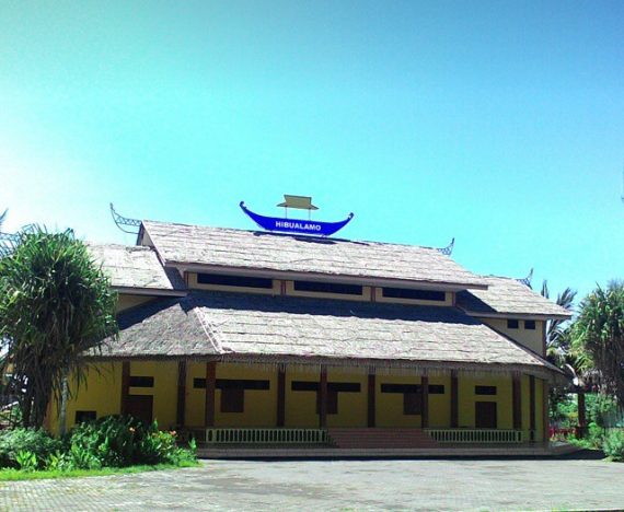 rumah adat maluku
