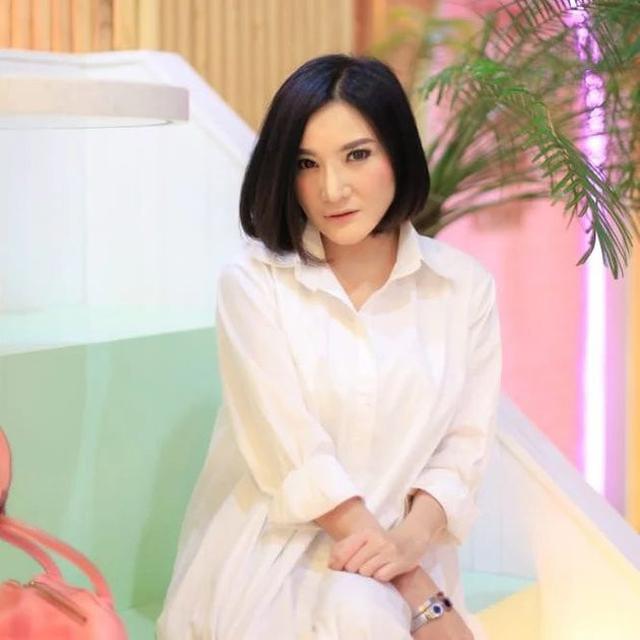artis usia 40 tahun pamer rambut pendek