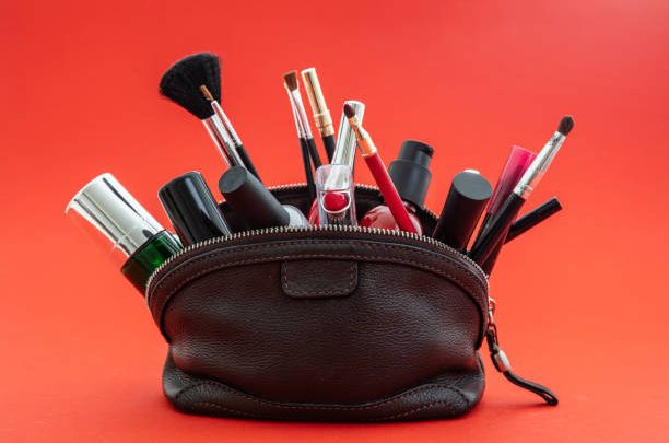 cara membersihkan pouch make up