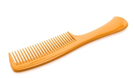 cara membersihkan sisir rambut