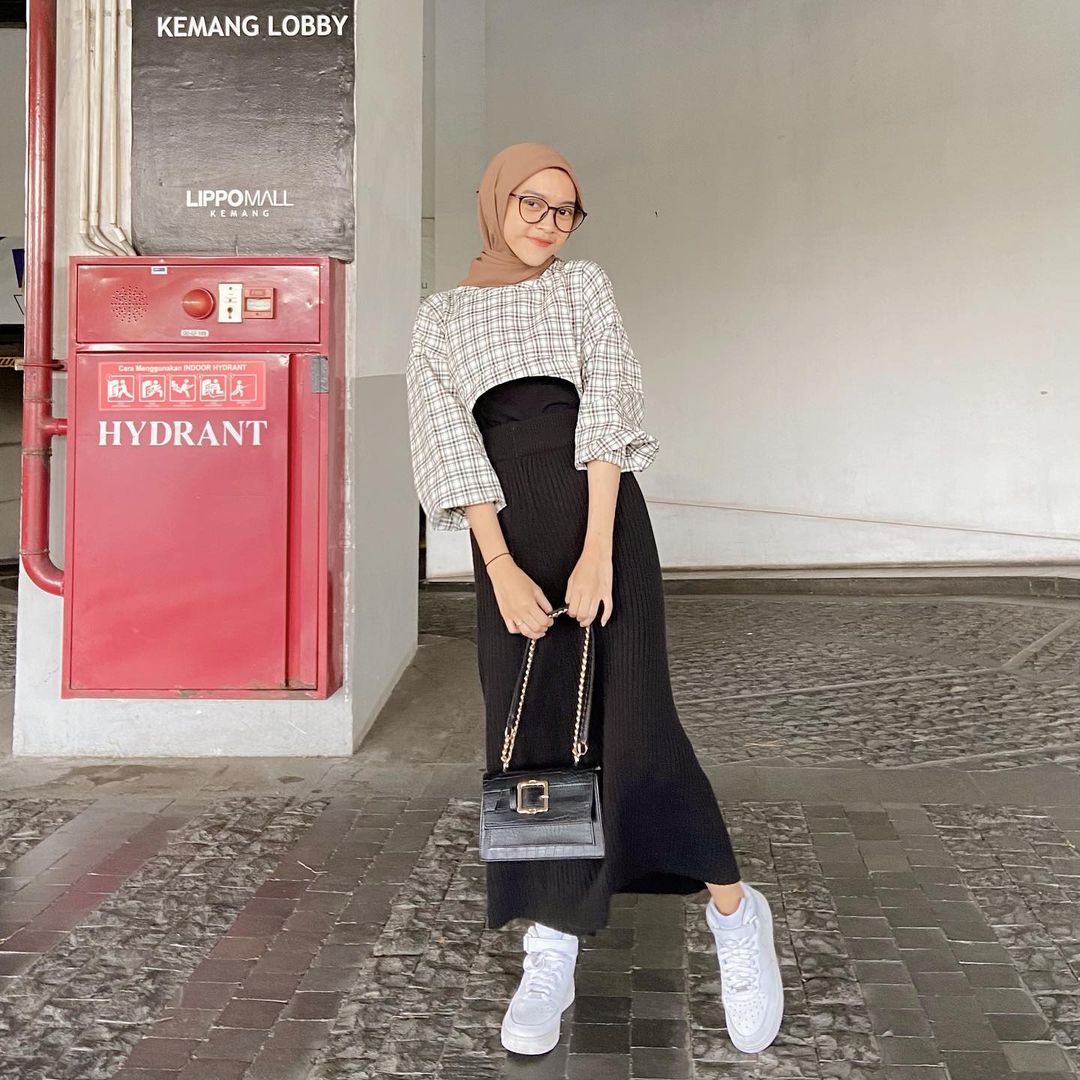 Dress hitam dengan inner matching