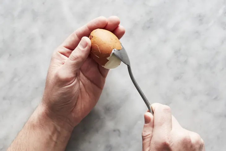 Cara mengupas telur