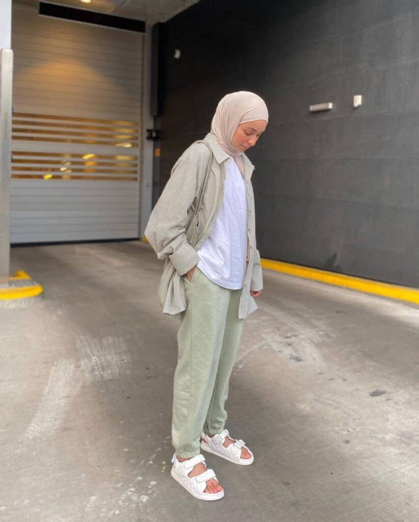 Outfit traveling hijab