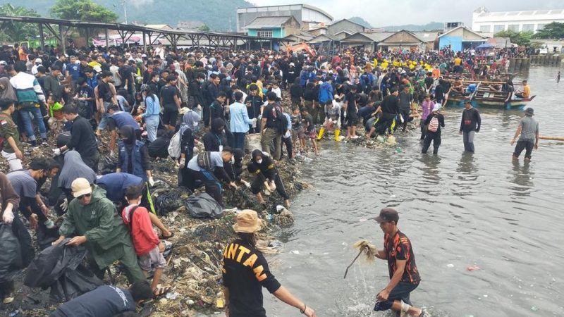 Pandawara Group Dan Warga Sukses Bersihkan Pantai Sukaraja