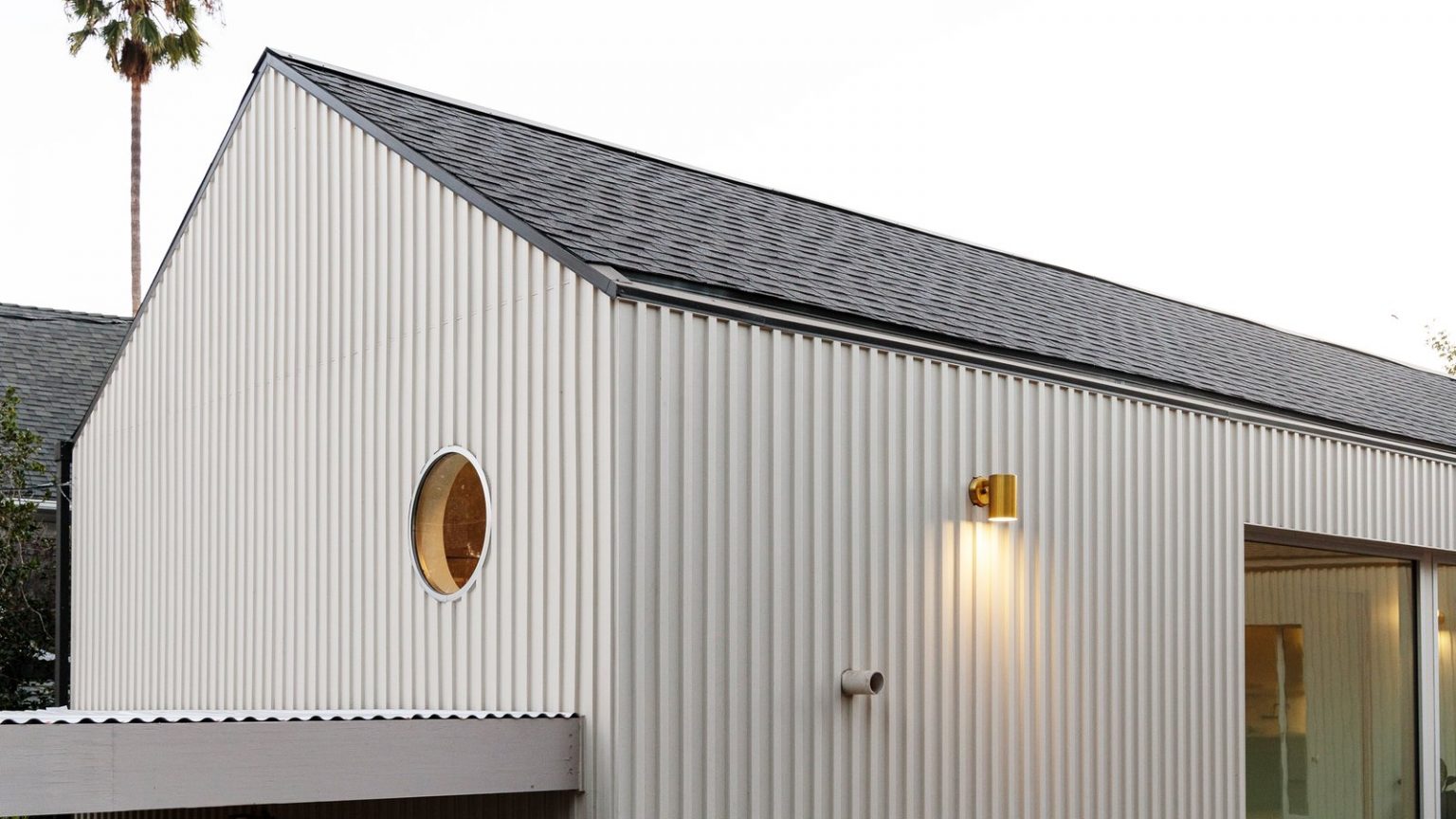 Apa itu Cladding? Simak Pengertian, Fungsi, dan Materialnya Berikut ini!