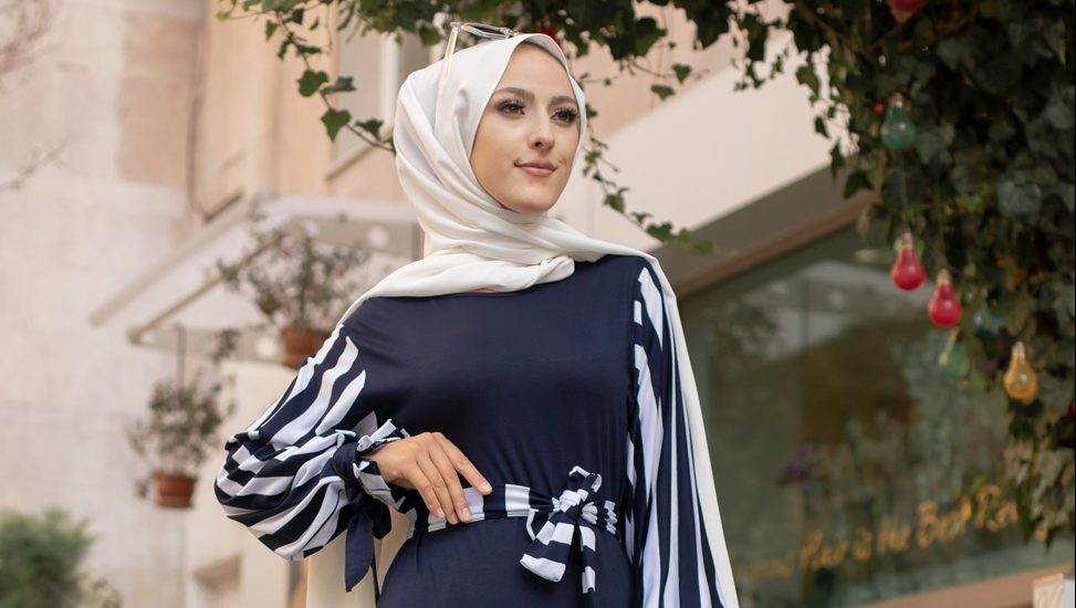baju biru dongker cocok dengan jilbab