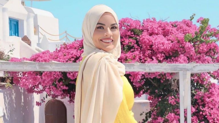 20 Gaya Berfoto yang Keren untuk Wanita Berhijab!