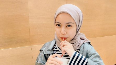 20 Gaya Berfoto yang Keren untuk Wanita Berhijab!