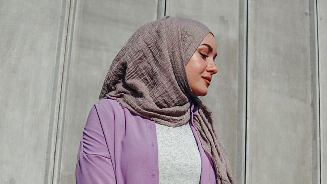 baju ungu tua cocok dengan jilbab warna apa