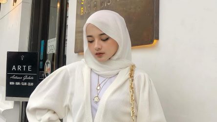 20 Gaya Berfoto yang Keren untuk Wanita Berhijab!