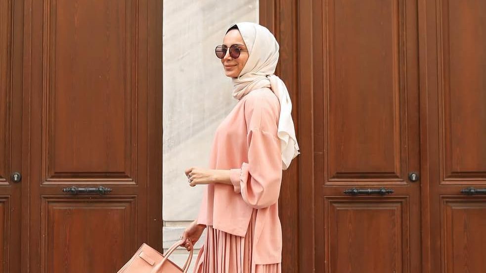 12 Pilihan Warna Jilbab Yang Cocok Untuk Baju Salem