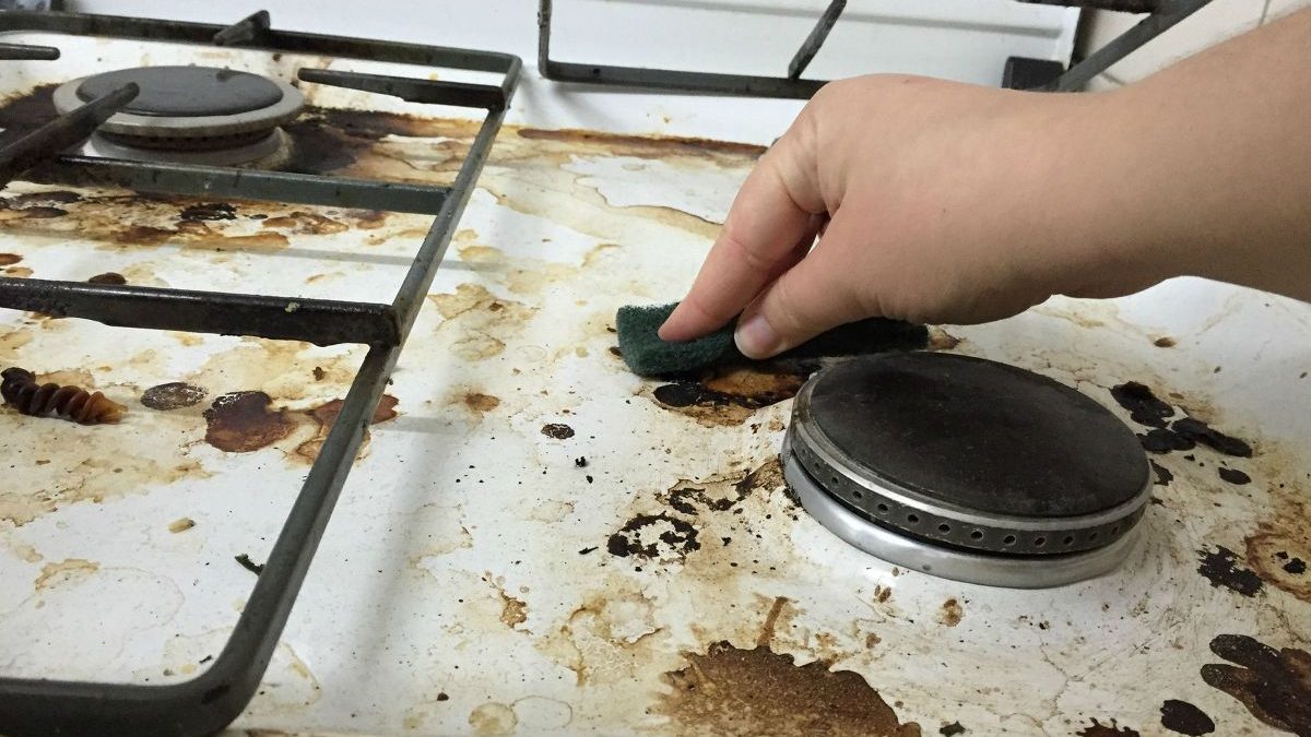 cara membersihkan kerak kompor
