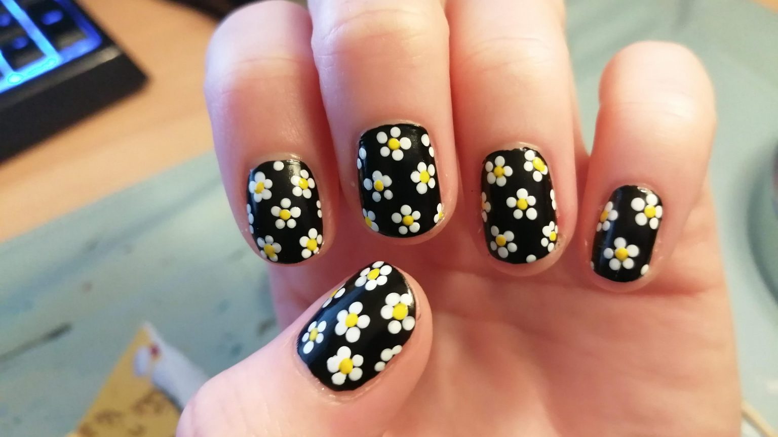 25 Inspirasi Desain Nail Art untuk Pemula, Tanpa Alat Khusus!