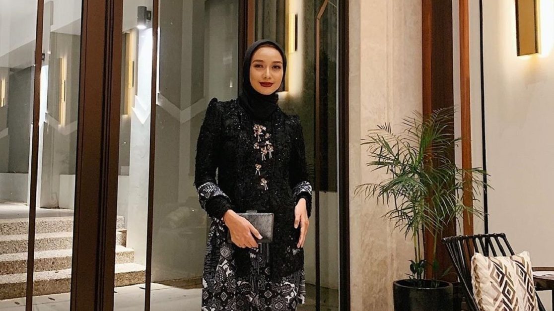 15 Ide Ootd Kebaya Wisuda Hijab Friendly Modern And Elegan