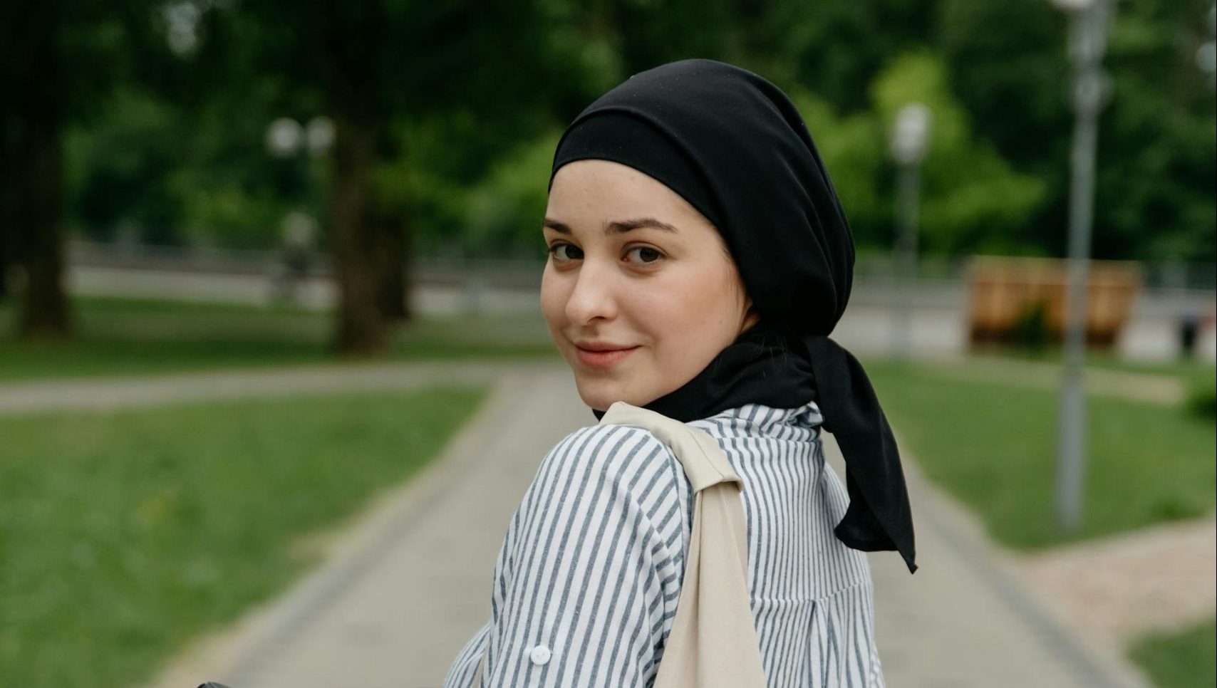 outfit kemeja putih wanita hijab