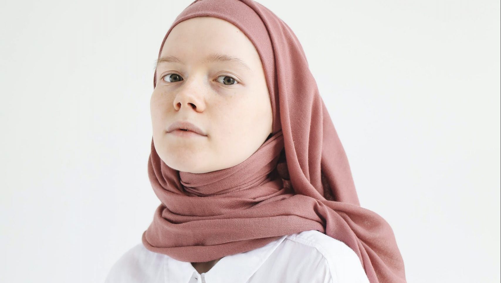 outfit kemeja putih wanita hijab