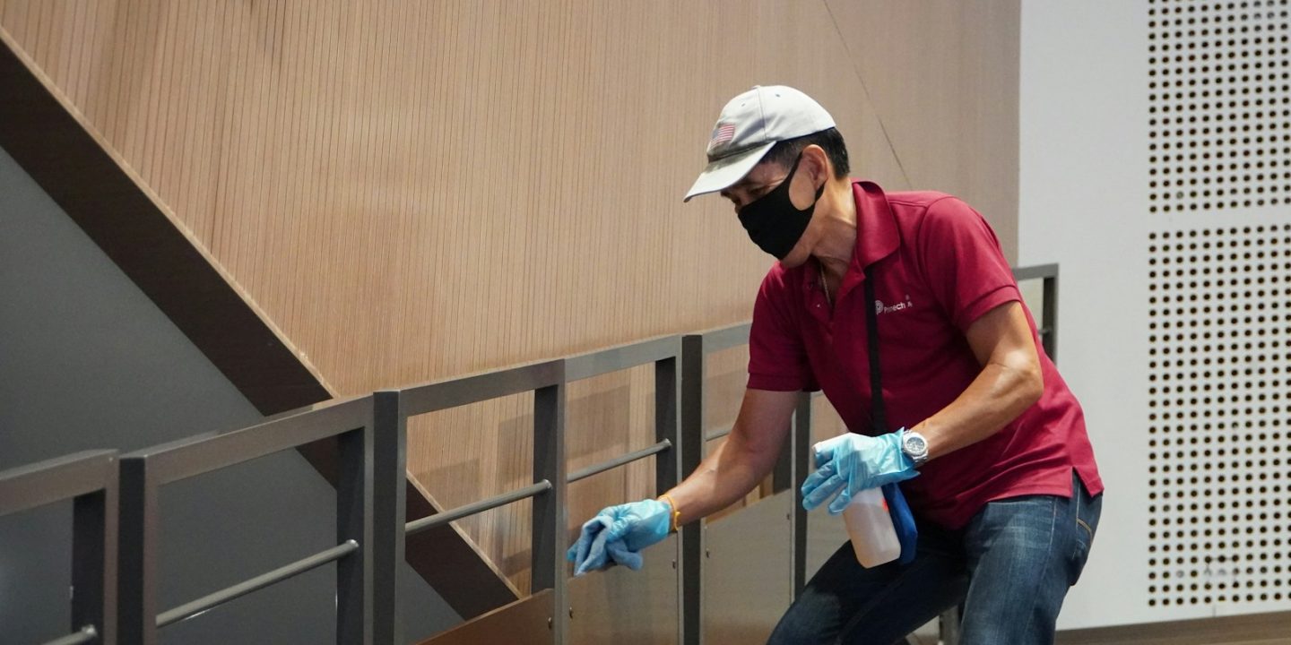 Berapa Gaji Cleaning Service di Indonesia? Inilah Jawabannya