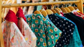 cara mencerahkan pakaian berwarna yang kusam